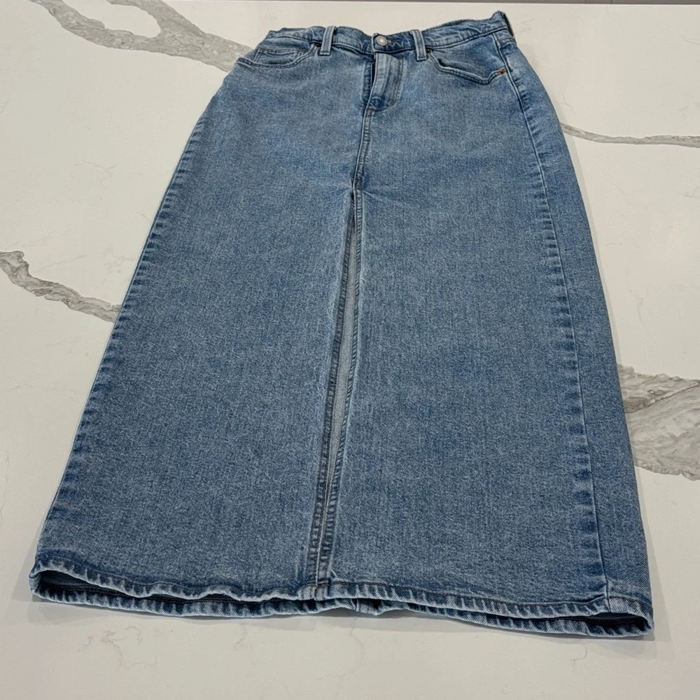 Universal Thread medium wash Blue‎ Denim Skirt women’s size 4 in great condition
